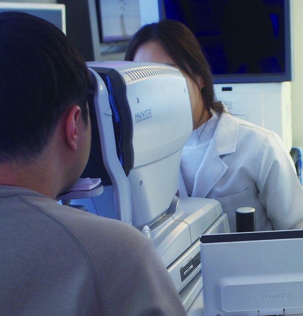 전민재 점장이 매장을 방문한 한 남성 고객의 시력검사를 진행하고 있다.