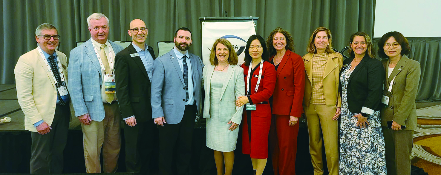 신효순(오른쪽 다섯번째) 이사장이 OVDRA 이사진들과 함께 한 기념사진이다. 신효순 이사장은 전·현직 이사진을 수차례 만나 ‘시기능훈련은 안경사의 영역’이라는 것을 지속적으로 설득했다.