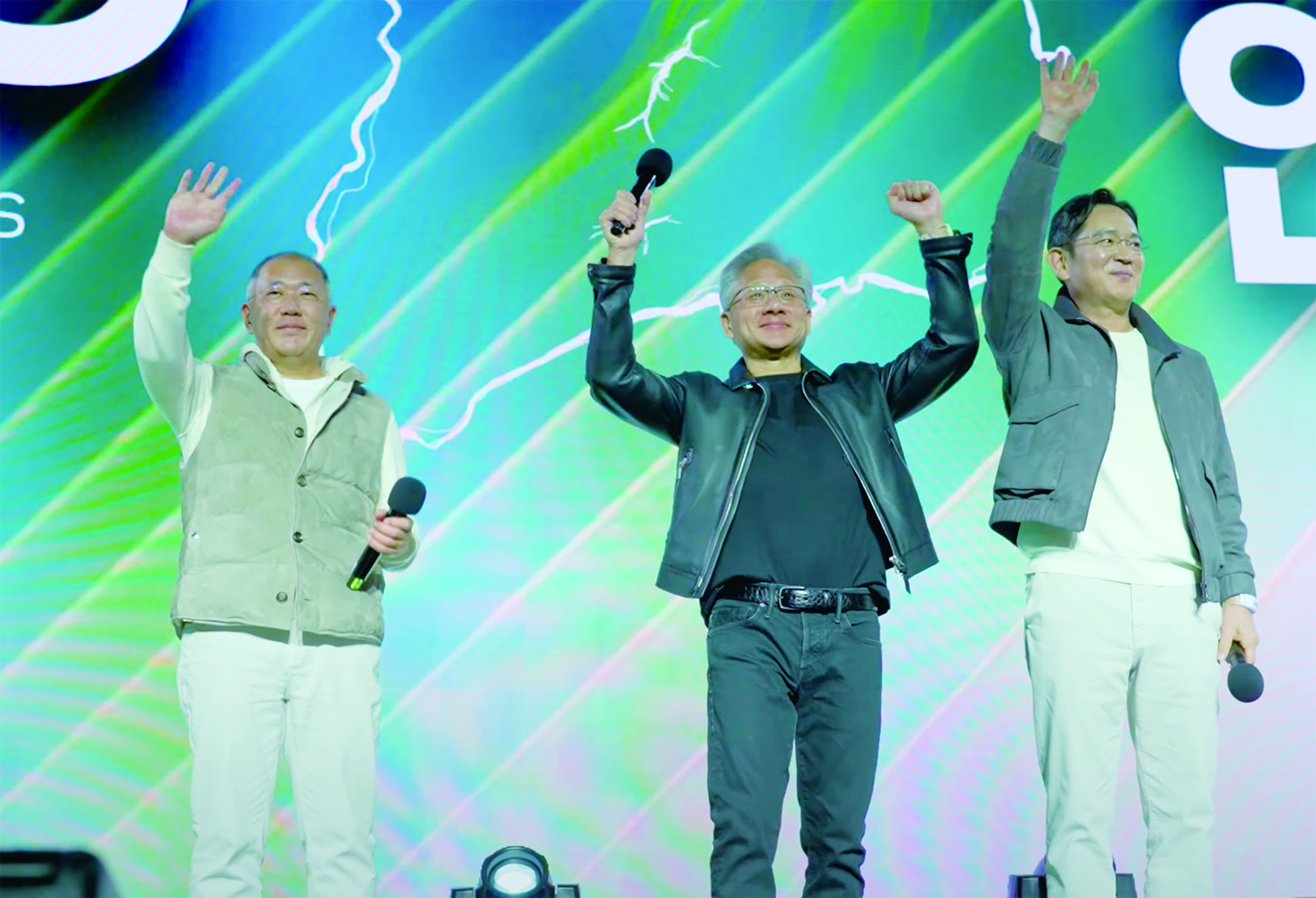 지포스(GeForce) 페스티벌에서 (왼쪽부터) 정의선 회장, 젠슨 황 최고경영자, 이재용 회장이 참석자 들에게 인사말을 전하고 있다. 사진은 엔디비아 공식홈페이지에서 발췌.